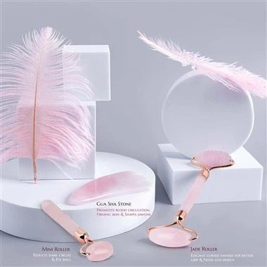 Rose kvartsi kasvorulla gua sha: n ja silmätelan kanssa