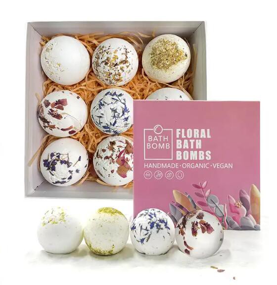 Kuivattu kukkakylpypommi