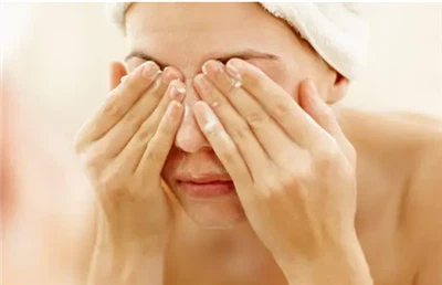 Mitä tehdä, kun saippuaa tulee silmään