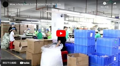 Seuraa kameraa nähdäksesi kiireisen kylpypommin tuotantopajamme